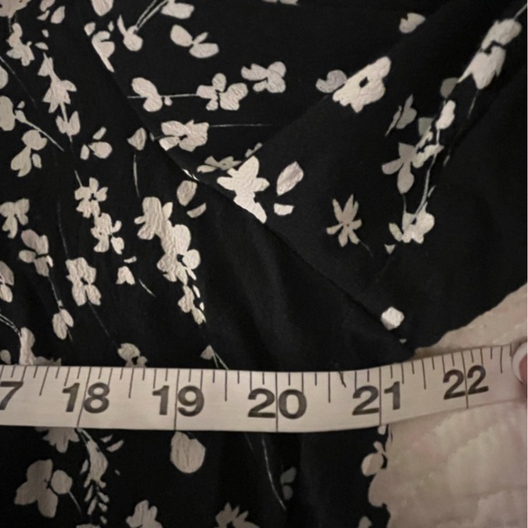 Karen Kane Black & White Floral Blouse with tie front, smocked collar & cuffs, L - Picture 8 of 10